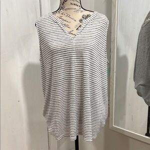 Old Navy Gray and White Sleeveless Tank Top Relaxed Fit XL. B233